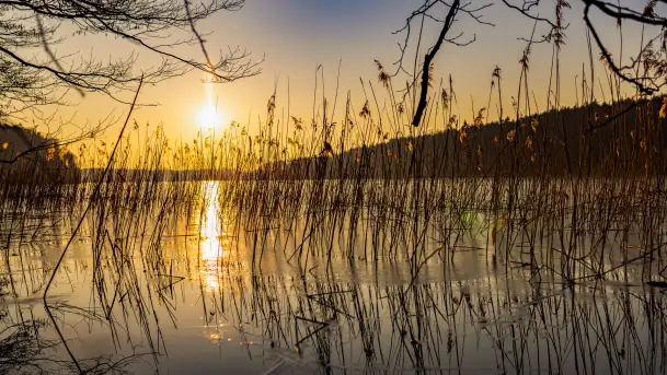 Zachód słońca w zatoce Skonał, nad jeziorem Tałty, marzec 2024 r.