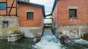 Młyn wodny i jaz we wsi Krutyński Piecek, kwiecień 2024 r. - zdjęcie 16