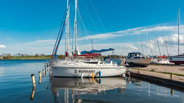 Słoneczne popołudnie w Marina Sośnica w Rynie, kwiecień 2024 r.