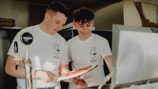 Pizzeria Marconi: Miejsce, Gdzie Smak Włoch Spotyka Się z Młodzieńczą Pasją - zdjęcie 12