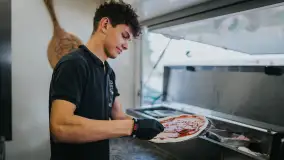 Pizzeria Marconi: Miejsce, Gdzie Smak Włoch Spotyka Się z Młodzieńczą Pasją - zdjęcie 8