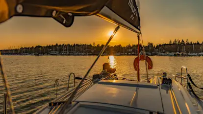 Zachód słońca nad jeziorem Ryńskim z pokładu żaglówki, czerwiec 2024 r.