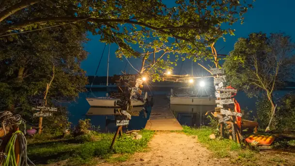 Przystań Kochaj Mazury nad jeziorem Bełdany, wersja nocna