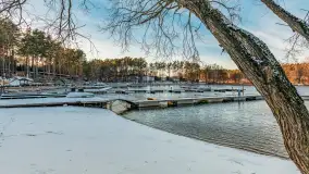 Hotel i port Tajty lekkie oprószone śniegiem, styczeń 2025 - zdjęcie 2