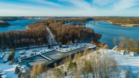 Jezioro Kisajno, Tajty, Piękna Góra w zimowej scenerii z drona - zdjęcie 1