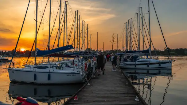 Zachód słońca nad jeziorem Bocznym w Rydzewie, maj 2024 r.