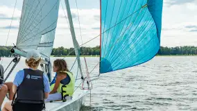 Młodzi adepci żeglarstwa nad jeziorem Dadaj - Rumszewicz Sailing - zdjęcie 8