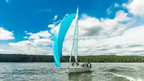 Młodzi adepci żeglarstwa nad jeziorem Dadaj - Rumszewicz Sailing - zdjęcie 13