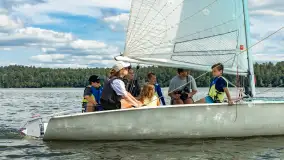 Młodzi adepci żeglarstwa nad jeziorem Dadaj - Rumszewicz Sailing - zdjęcie 14