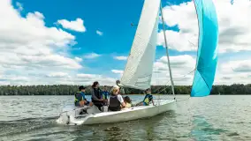 Młodzi adepci żeglarstwa nad jeziorem Dadaj - Rumszewicz Sailing - zdjęcie 20