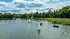 Młodzi adepci żeglarstwa nad jeziorem Dadaj - Rumszewicz Sailing - zdjęcie 61
