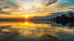 Zachód słońca nad jeziorem Niegocin, Bystry, dzika plaża, kwiecień 2025 - zdjęcie 1