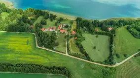 Jezioro Harsz położone blisko północnych szlaków WJM z drona - zdjęcie 4