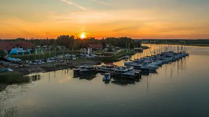 Zachód słońca z drona nad jeziorem Górkło, czerwiec 2025 r.