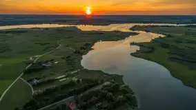 Zachód słońca z drona nad jeziorem Górkło, czerwiec 2025 r. - zdjęcie 4