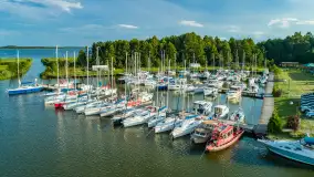 Port Mix Mamry nad jeziorem Mamry z lotu ptaka, lipiec 2025 r. - zdjęcie 3