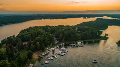 Zachód słońca nad jeziorem Kisajno, Łabędzi Ostrów, lipiec 2025 r.