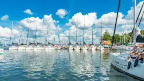 Niedzielny poranek w porcie AZS Wilkasy nad Niegocinem, lipiec 2025 r. - zdjęcie 1