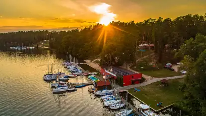 Jezioro Nidzkie i przystań OW Wodnik na fotkach  z drona, sierpień 2025 r.