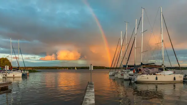 Wieczorna tęcza w przystani Nautica, sierpień 2025 r.