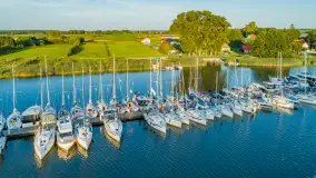 Wieczór w Marinie Górkło z drona, koniec lipca 2025 r. - zdjęcie 25