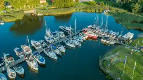 Wieczór w Marinie Górkło z drona, koniec lipca 2025 r. - zdjęcie 14