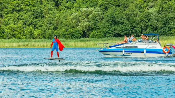 Superman na przeczce między Śniardwami a jeziorem Mikołajskim, sierpień 2025 r.