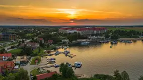 Mikołajki po zachodzie słońca z drona, sierpień 2025 r. - zdjęcie 13