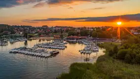 Port PTTK o zachodzie słońca z drona, sierpień 2025 r. - zdjęcie 1