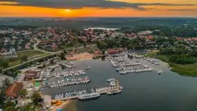 Port PTTK o zachodzie słońca z drona, sierpień 2025 r. - zdjęcie 9