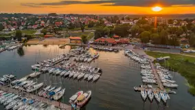 Port PTTK o zachodzie słońca z drona, sierpień 2025 r. - zdjęcie 3