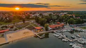 Port PTTK o zachodzie słońca z drona, sierpień 2025 r. - zdjęcie 15