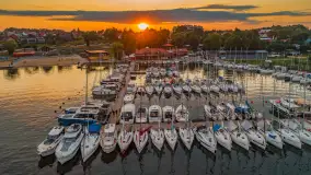 Port PTTK o zachodzie słońca z drona, sierpień 2025 r. - zdjęcie 19