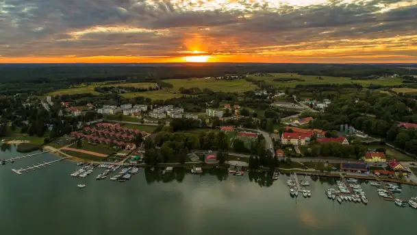 Ryn z lotu ptaka o zachodzie słońca, sierpień 2025 r. - zdjęcie 1