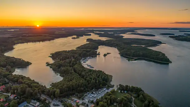 Zachód słońca z drona nad jeziorem Tajty i Piękną Góra, sierpień 2025 r.