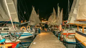 XXVI Zlot Klubu Jacht Oldtimer - nocne podniesienie żagli 2025 - zdjęcie 53