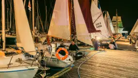 XXVI Zlot Klubu Jacht Oldtimer - nocne podniesienie żagli 2025 - zdjęcie 23