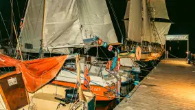 XXVI Zlot Klubu Jacht Oldtimer - nocne podniesienie żagli 2025 - zdjęcie 17