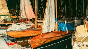 XXVI Zlot Klubu Jacht Oldtimer - nocne podniesienie żagli 2025 - zdjęcie 12