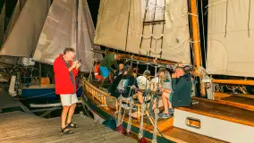 XXVI Zlot Klubu Jacht Oldtimer - nocne podniesienie żagli 2025 - zdjęcie 36