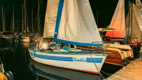 XXVI Zlot Klubu Jacht Oldtimer - nocne podniesienie żagli 2025 - zdjęcie 27