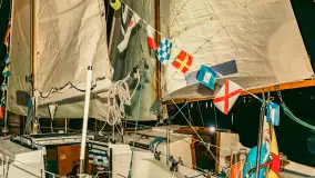 XXVI Zlot Klubu Jacht Oldtimer - nocne podniesienie żagli 2025 - zdjęcie 33