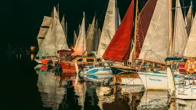 XXVI Zlot Klubu Jacht Oldtimer - nocne podniesienie żagli 2025 - zdjęcie 35