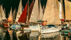 XXVI Zlot Klubu Jacht Oldtimer - nocne podniesienie żagli 2025 - zdjęcie 37