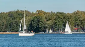 Żagle i ruch na jeziorze Kisajno, ostatnie dni lata, wrzesień 2025 r. - zdjęcie 36