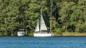 Żagle i ruch na jeziorze Kisajno, ostatnie dni lata, wrzesień 2025 r. - zdjęcie 2