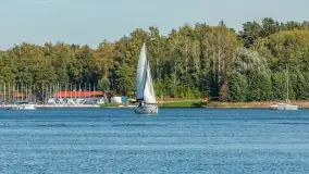 Żagle i ruch na jeziorze Kisajno, ostatnie dni lata, wrzesień 2025 r. - zdjęcie 42