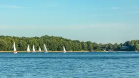 Żagle i ruch na jeziorze Kisajno, ostatnie dni lata, wrzesień 2025 r. - zdjęcie 56