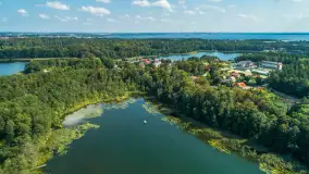 Jezioro Kisajno i port Łabędzi Ostrów na początku września 2025 r. z drona - zdjęcie 5