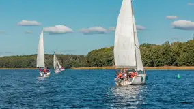 Jezioro Kisajno pełne jachtów, trwa żeglarski wrzesień 2025 - zdjęcie 14